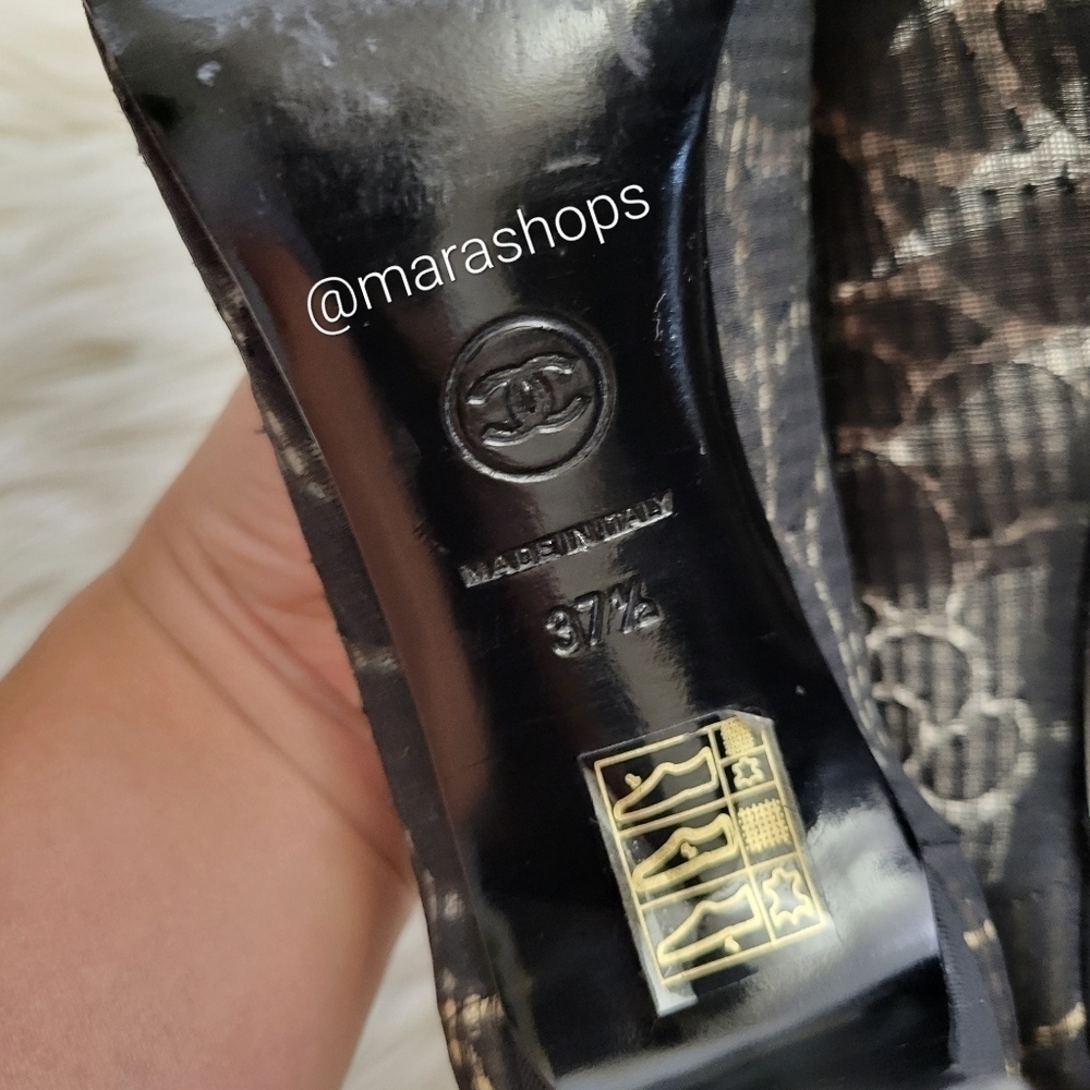 CHANEL Interlocking CC Logo Pumps - Picture 9 of 10